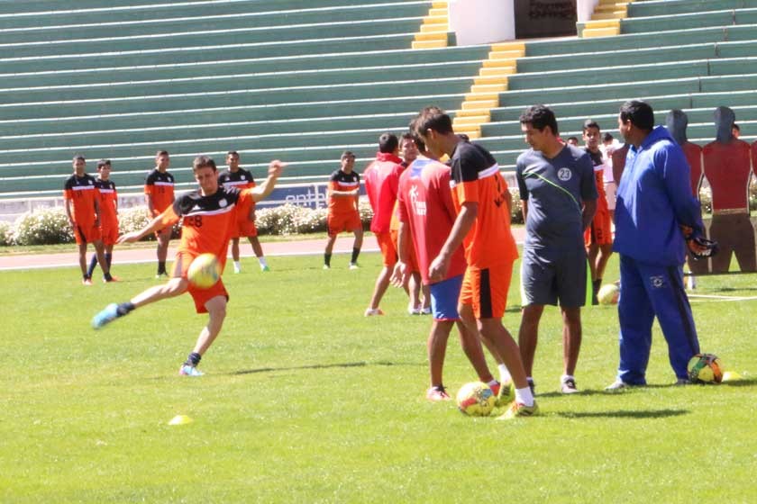 Universitario cerró sus entrenamientos ayer, en el estadio Patria, para recibir esta tarde a Ciclón.