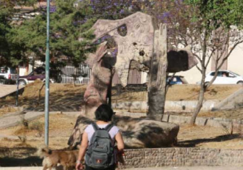 ABANDONO. Una escultura levantada para un festival de la Cultura es hoy refugio de bebedores y vagabundos.