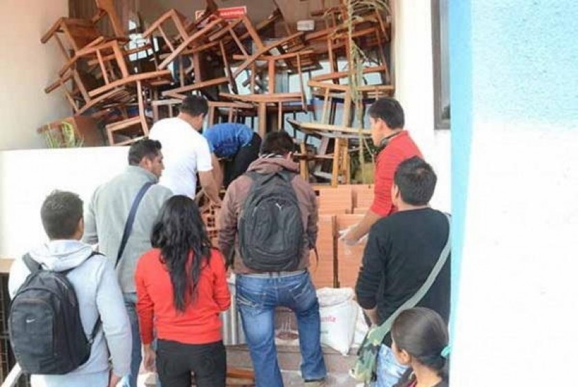 Estudiantes terminan de tapiar la oficina de la decana de la Facultad de Economía. Foto: Los Tiempos