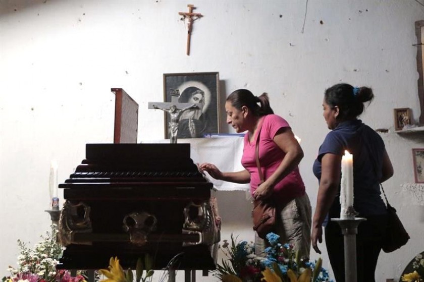 Fotografía de archivo que muestra a familiares durante el funeral del líder de la Policía Comunitaria. EFE