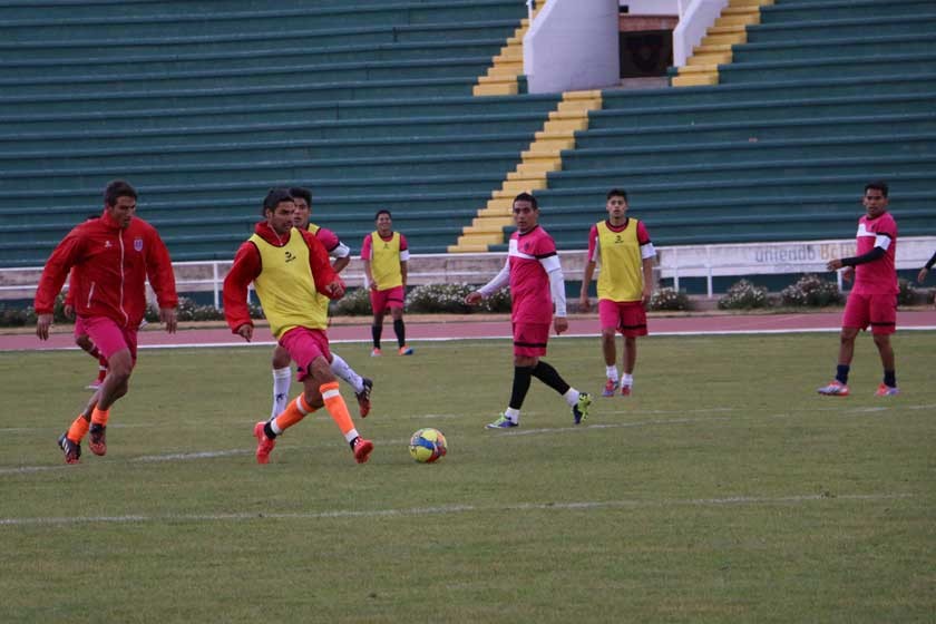 El conjunto estudiantil realizó una práctica de fútbol ayer, en el óvalo central del estadio Patria.