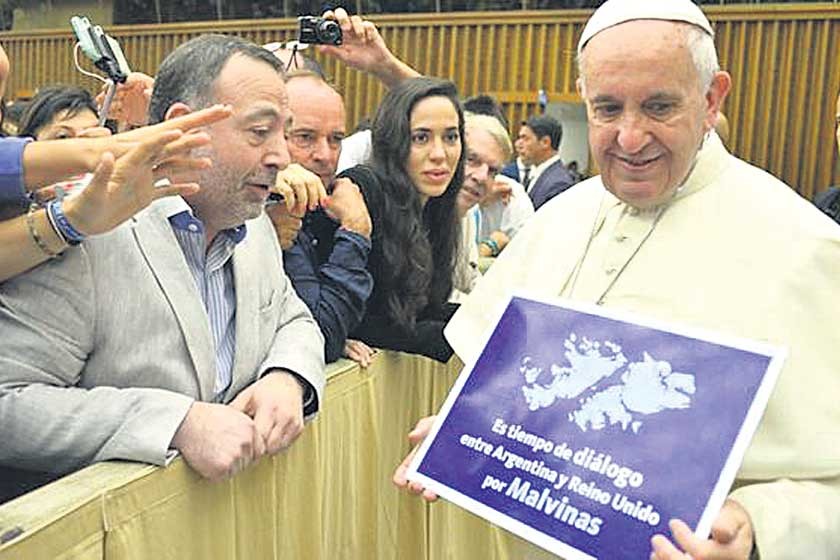 El papa Francisco fue fotografiado con un cartel donde se lee “Es tiempo de diálogo entre la Argentina y el Reino Unido