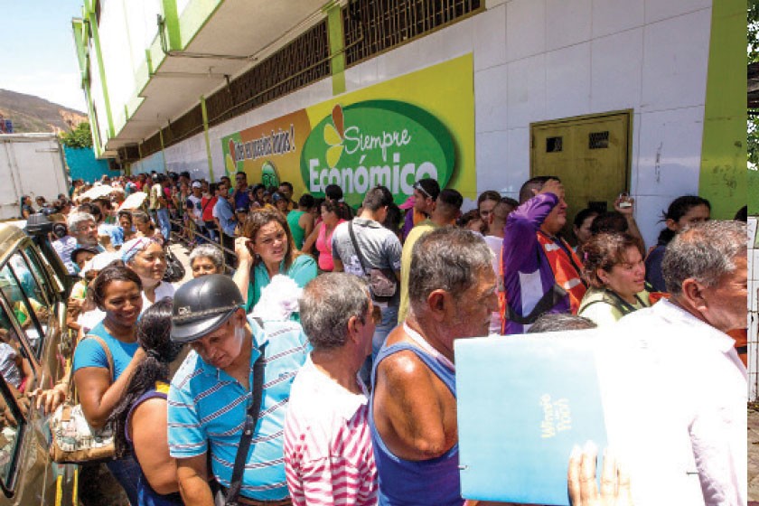 Un grupo de personas hace fila frente a un supermercado en la ciudad de San Antonio, frontera de Colombia con Venezuela