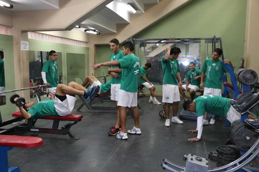 El plantel de Universitario sostuvo ayer una sesión de gimnasio en el coliseo Universitario N° 1 de la plazuela Zudáñez.