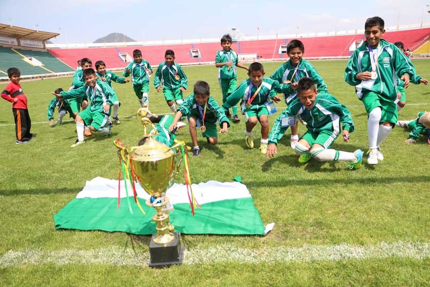 Los niños del colegio Vicente Camargo, del municipio de Camargo, festejan el título conseguido en fútbol varones.
