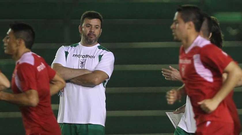 El director técnico de la selección boliviana, Julio César Baldivieso, durante un entrenamiento de la Verde.