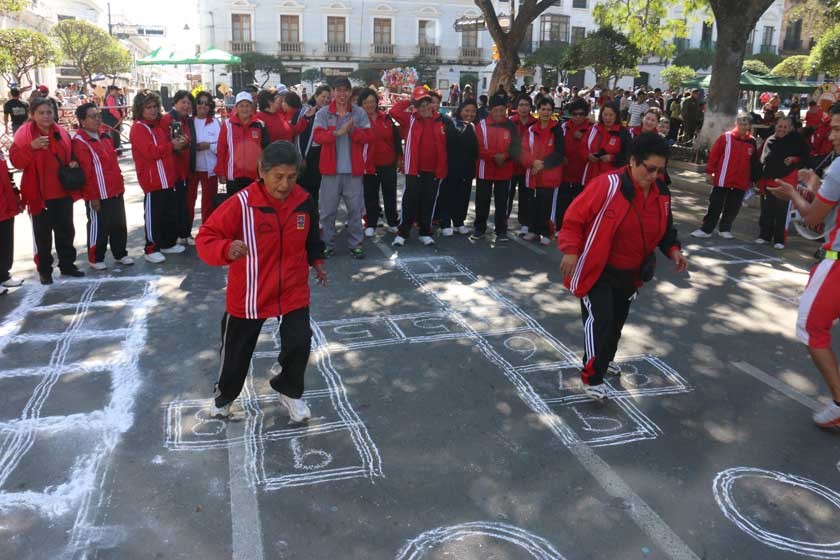 Calles y avenidas fueron el escenario ideal para la práctica deportiva de personas de todas las edades.
