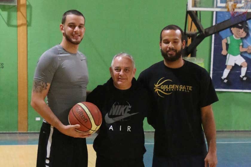 Los jugadores norteamericanos Mike Liabo (i) y Joey Woods (d) junto al entrenador argentino José Luis Pestuggia