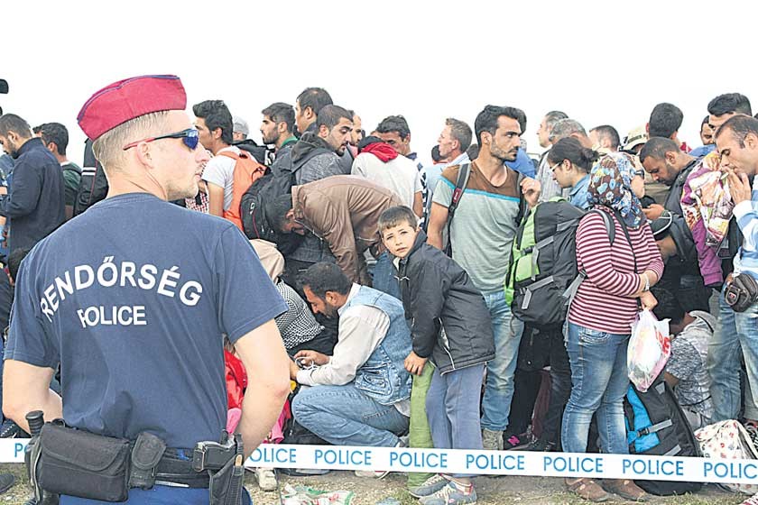 ÉXODO. Cientos de refugiados cruzaron ayer de nuevo desde Serbia a Hungría por el paso fronterizo de Röszke.
