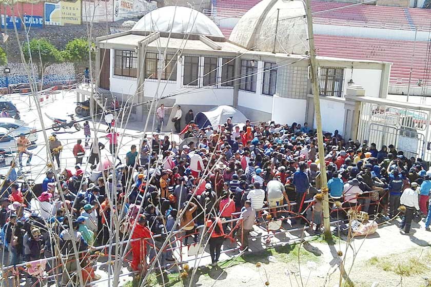 DESORDEN. Decenas llegaron a pernoctar por un puesto pese a que se anunció otra fecha.