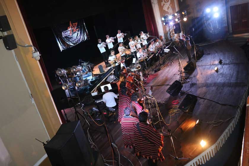 MÚSICOS. Los Masis y la Big Band Phoenix mano a mano, en el escenario.