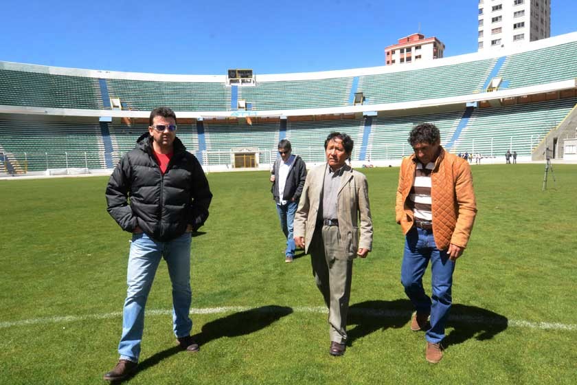 El director técnico de la Verde, Julio César Baldivieso, visitó el estadio Hernando Siles