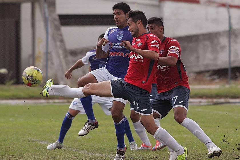 Un pasaje de partido jugado ayer, en Warnes