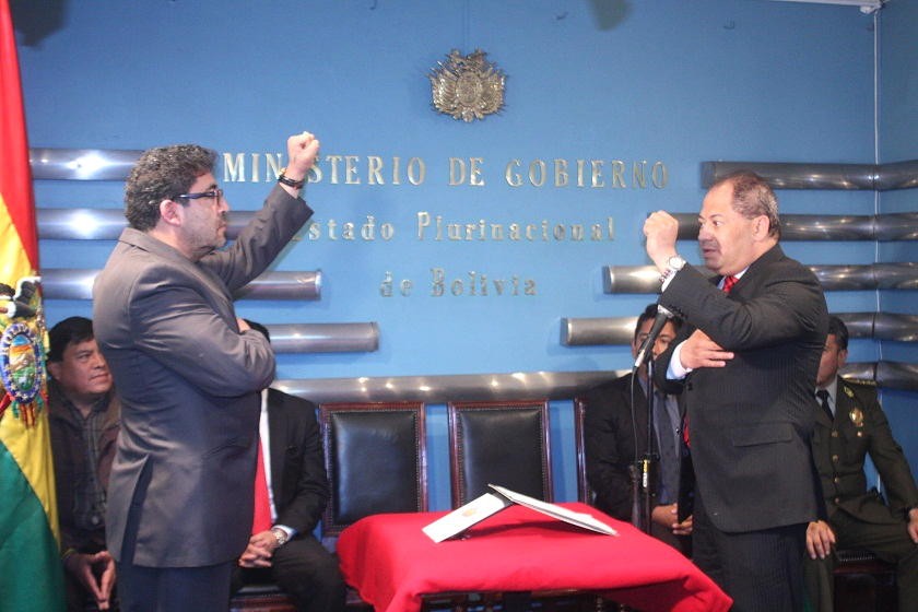Marcelo Elío (i) es posesionado por el ministro Romero. Foto: ABI