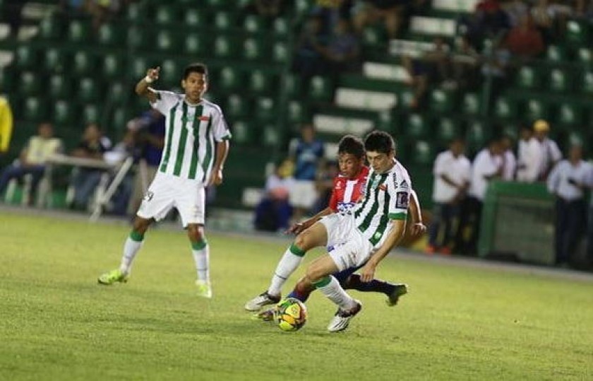 Una escena del partido entre Oriente y la "U", en Santa Cruz. Foto: El Deber