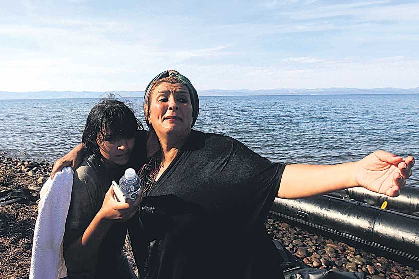 DESESPERACIÓN. Dos refugiadas sirias llegan a la costa de Mitilene en la isla de Lesbos, Grecia, tras cruzar el Mar