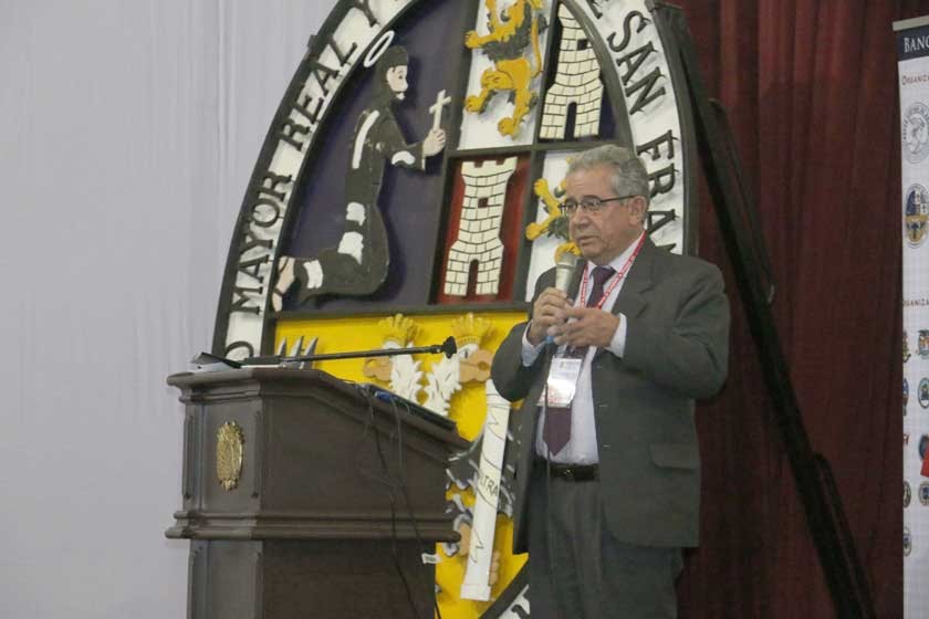 ENCUENTRO. El presidente del Banco Central de Bolivia, Marcelo Zabalaga, durante el acto de inauguración en el teatro