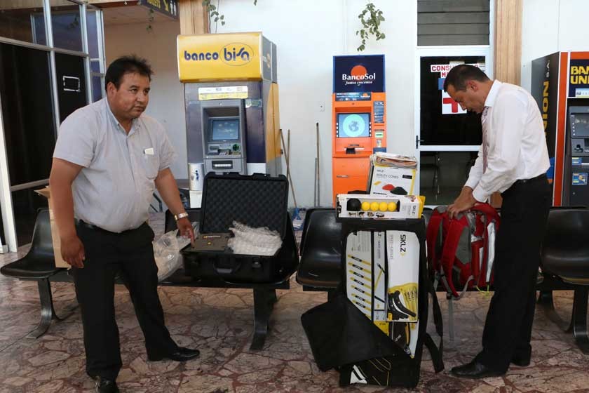 El presidente de la FBF, Marco Ortega (i), entrega el equipamiento al gerente de Universitario, Jorge Laguna.