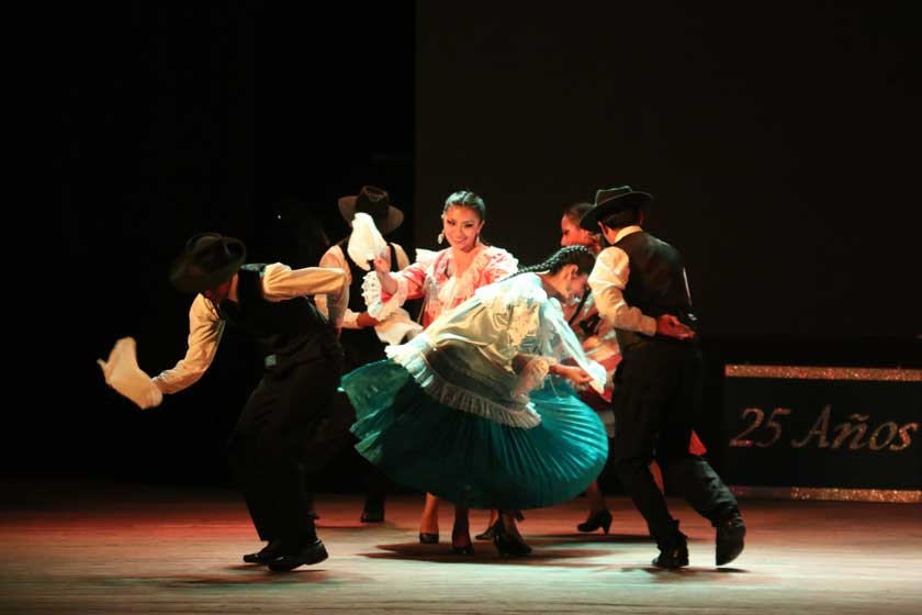 DANZA. Un baile típico de Chuquisaca es el Bailecito, acá representado por el Ballet Folclórico Municipal.