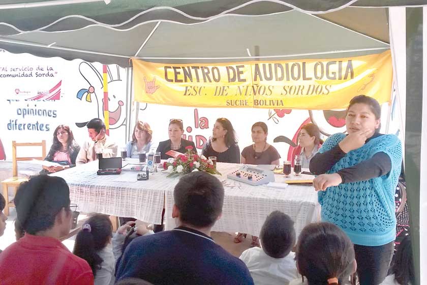 Recibimiento. Los niños y maestros de la unidad educativa Audiología recibieron con alegría los nuevos equipos.