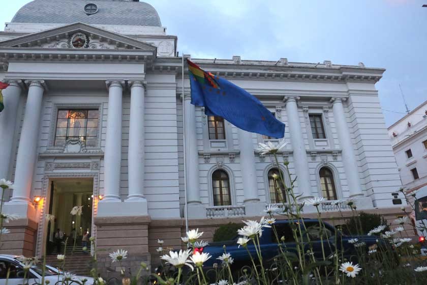 ESPERA. Sucre espera atenta el fallo de la CIJ de la Haya, con los colores alusivos a la demanda marítima de Bolivia.