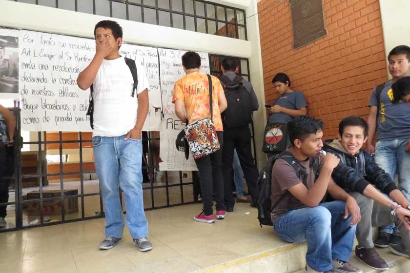 PROTESTA. Estudiantes y docentes de cuatro carreras cerraron la Facultad de Tecnología hasta recibir respuesta positiva