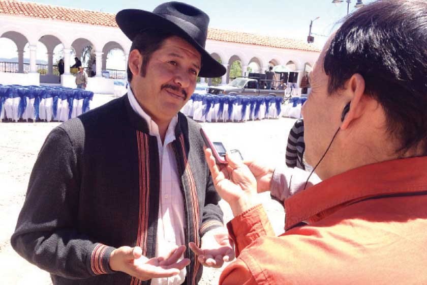 ENTREVISTA. El gobernador Esteban Urquizu responde las preguntas de un grupo de periodistas en la plaza de La Recoleta.