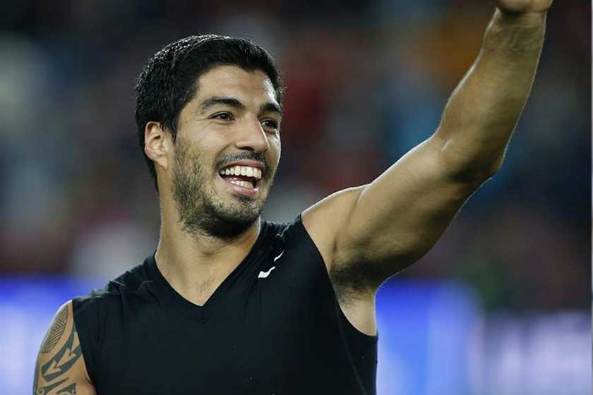 El uruguayo Luis Suárez (i) anotó el tanto de la sufrida victoria de Barcelona sobre Leverkusen, ayer en el Camp Nou