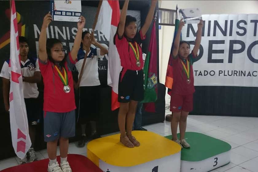 Nathalia Bustillos (i) y Pablo Guzmán cosecharon las preseas de plata y bronce, respectivamente, para Chuquisaca.