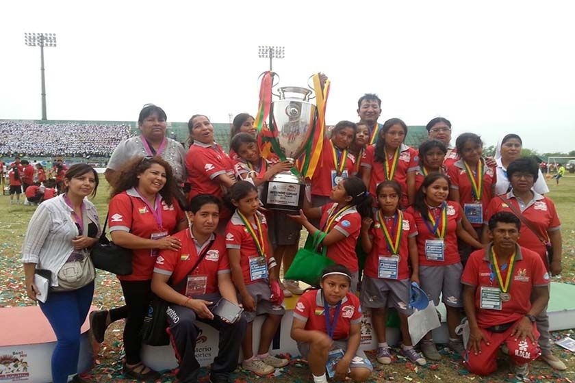 El equipo de fútbol damas de la unidad educativa Domingo Savio logró el segundo lugar. FOTO: Gentileza