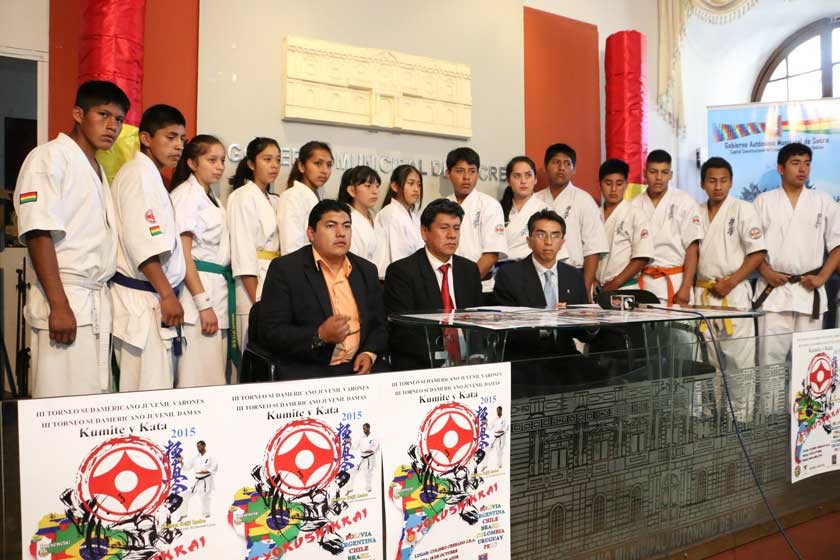Los deportistas chuquisaqueños que integran la selección nacional presentaron el afiche del Torneo Sudamericano Juvenil