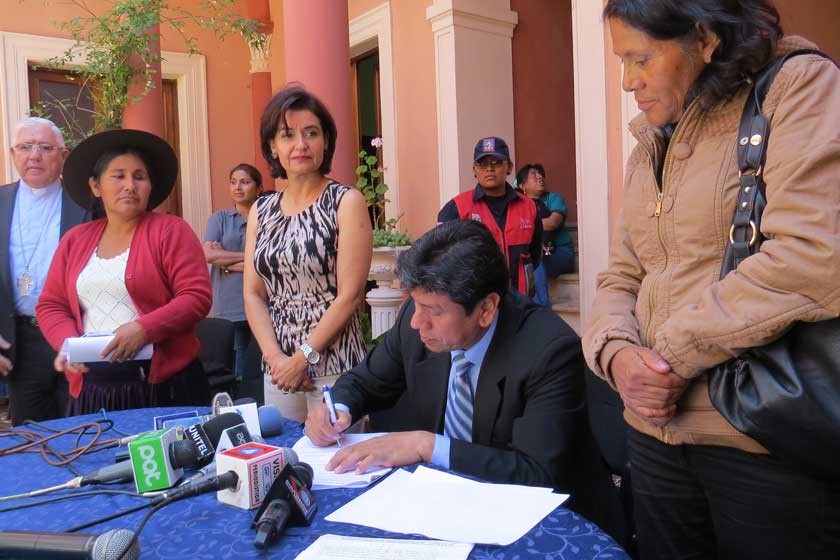 PROMULGACIÓN. El Alcalde estuvo acompañado de tres concejalas y el Arzobispo.