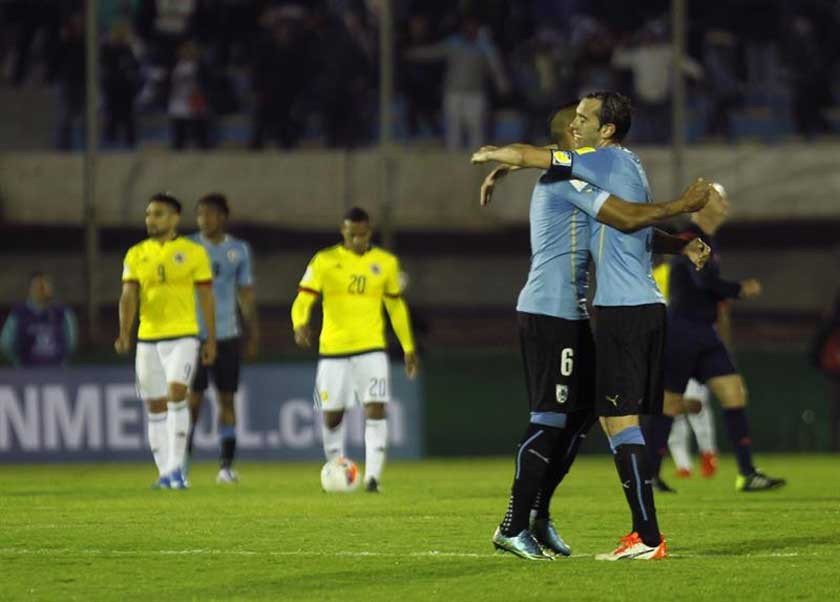 Diego Godín (d) anotó el primer gol uruguayo que abrió el triunfo para que su selección lidere las eliminatorias.