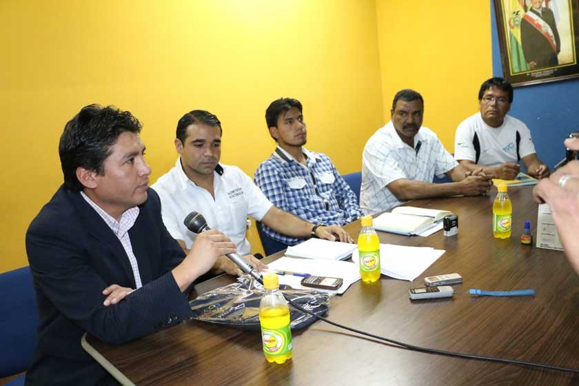 El experto José del Busto (2i) impartirá un taller para promover la práctica de bádminton en Bolivia.