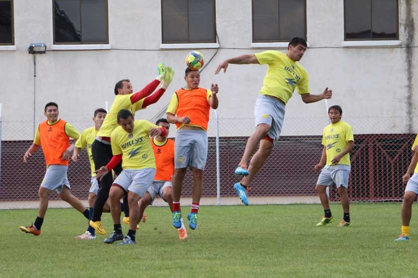 Con un entrenamiento de fútbol en espacio reducido, Universitario cerró prácticas ayer, en la cancha auxiliar