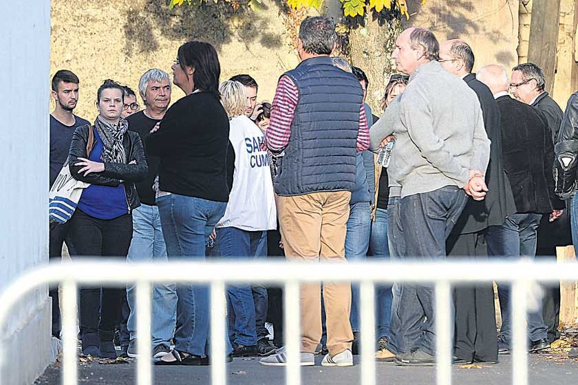 TRAGEDIA. Familiares de las víctimas llegan a un hospital cercano al hecho para informarse sobre la situación