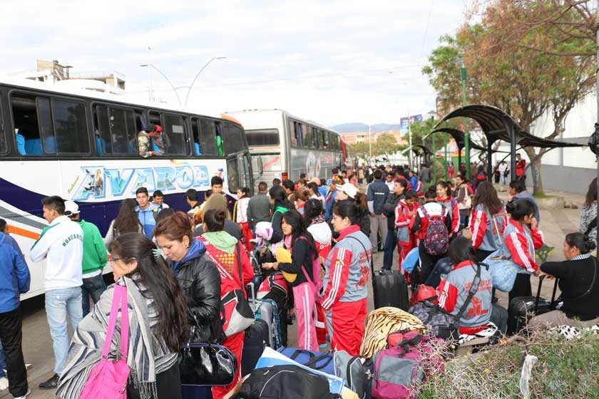 Centenares de estudiantes chuquisaqueños se ausentaron a Tarija para disputar los Juegos Plurinacionales.