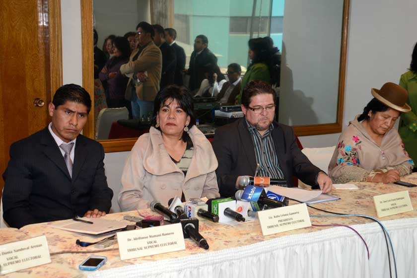 INFORME. Los vocales del Tribunal Supremo Electoral durante una reunión con responsables de medios de prensa, ayer...