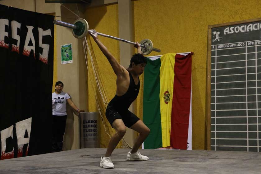 El Campeonato Nacional de Levantamiento de Pesas comenzó ayer en la recta general del estadio Patria.