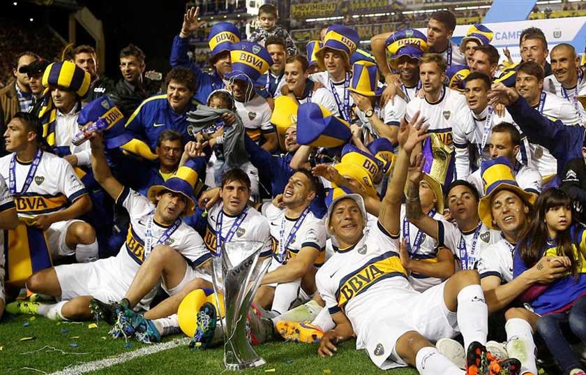 Los jugadores “Xeneizes” celebran el campeonato luego de vencer ayer a Tigre por la penúltima fecha del torneo argentino