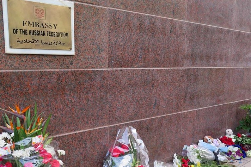 Mucho dolor y tristeza afectó a varias familias en Rusia tras la caída del avión el sábado. Foto: EFE