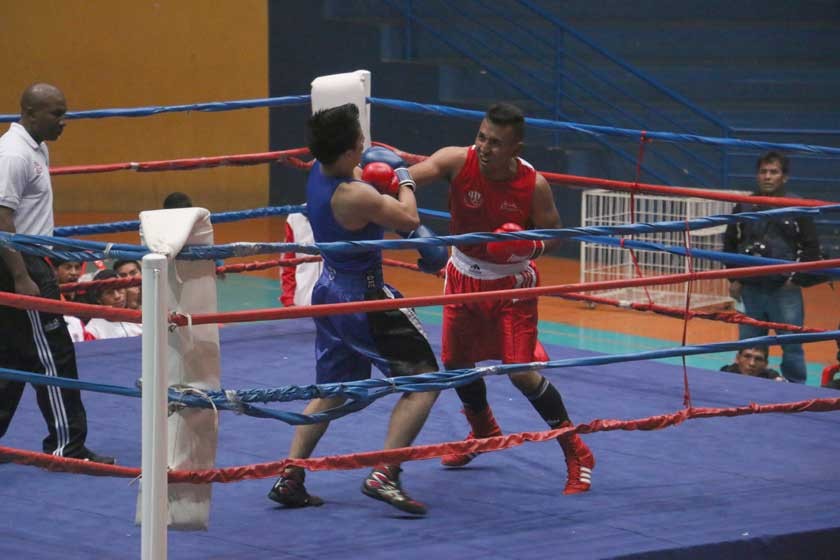 Uno de los combates de la categoría Élite, disputado anoche, en la última jornada del Campeonato Nacional de Boxeo