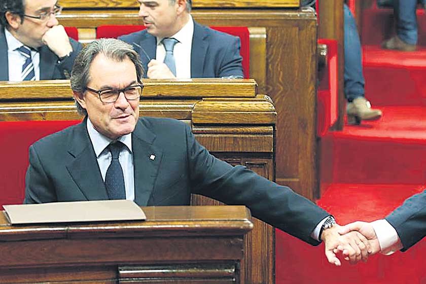 AUDIENCIA. El presidente regional de Cataluña, Artur Mas, durante la sesión parlamentaria sobre la independencia catalan