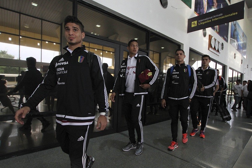 Los jugadores venezolanos a su llegada a Santa Cruz. Foto: APG
