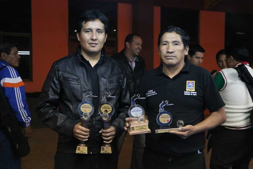 El campeón nacional Fabián Vargas (i), de Cochabamba, e Idelfonso Álvarez, de Chuquisaca, posan junto a sus trofeos
