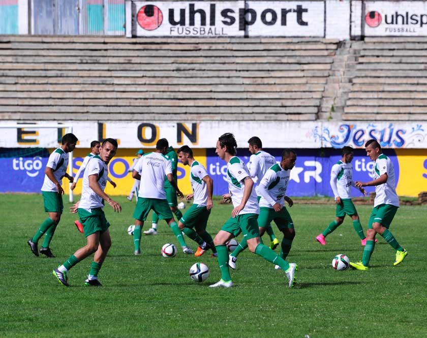 La Selección nacional entrenó ayer en el complejo del club The Strongest, en la zona de Achumani; al lado, Rodrigo R.