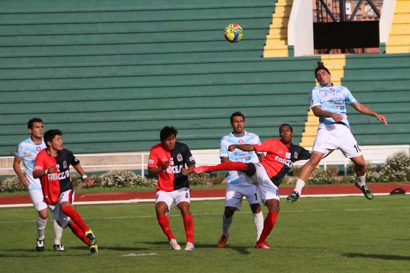 El campeón chuquisaqueño no aprovechó las oportunidades de gol que tuvo y terminó empatando con García Ágreda
