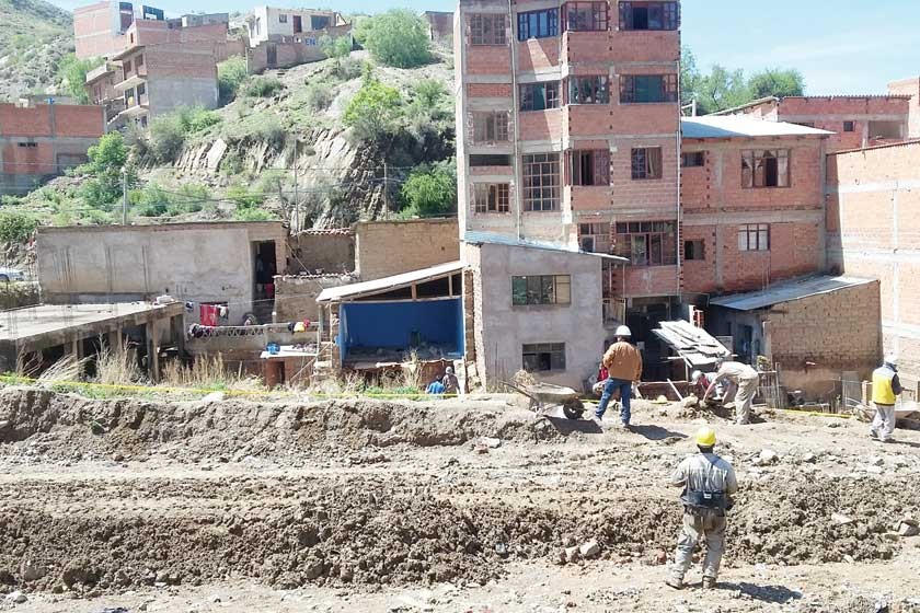 IRREGULARIDAD. La mayoría de los vecinos de Villa Rosario no tienen aprobadas las líneas municipales lo que les impide..