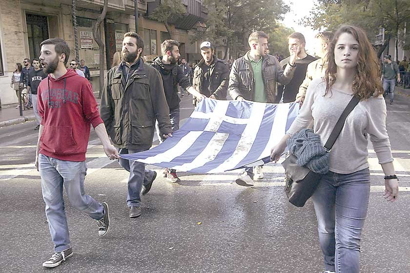 RECHAZO. Un grupo de manifestantes griegos durante una de las protestas convocadas contra el plan del gobierno.