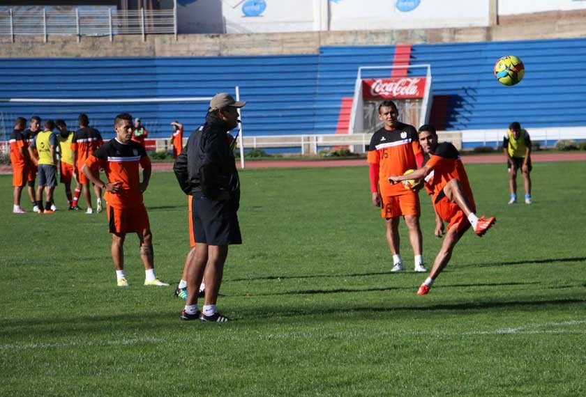 Universitario realizó ayer una práctica de fútbol para definir el onceno titular que mañana se enfrentará a San José